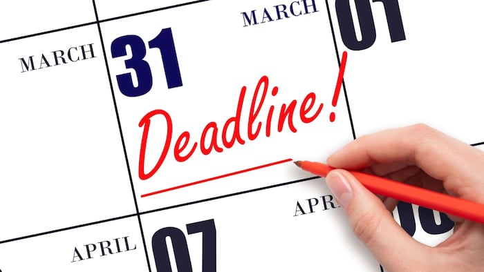 Calendar with the word "deadline" written on March 31.