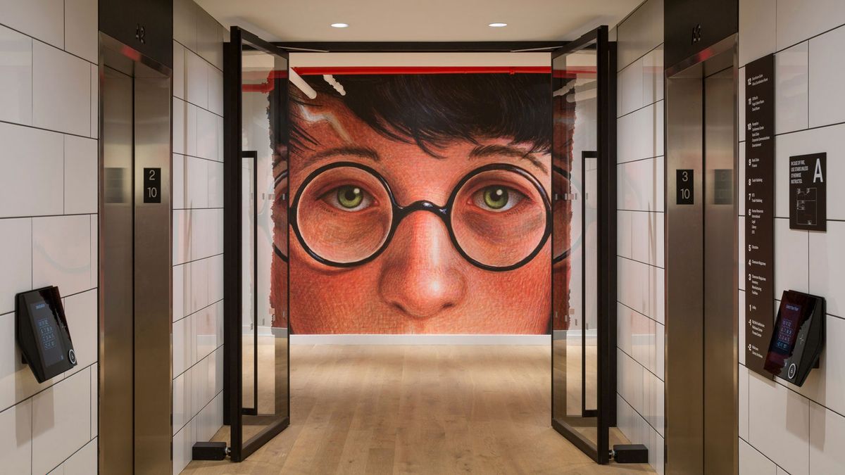 professional mural painter